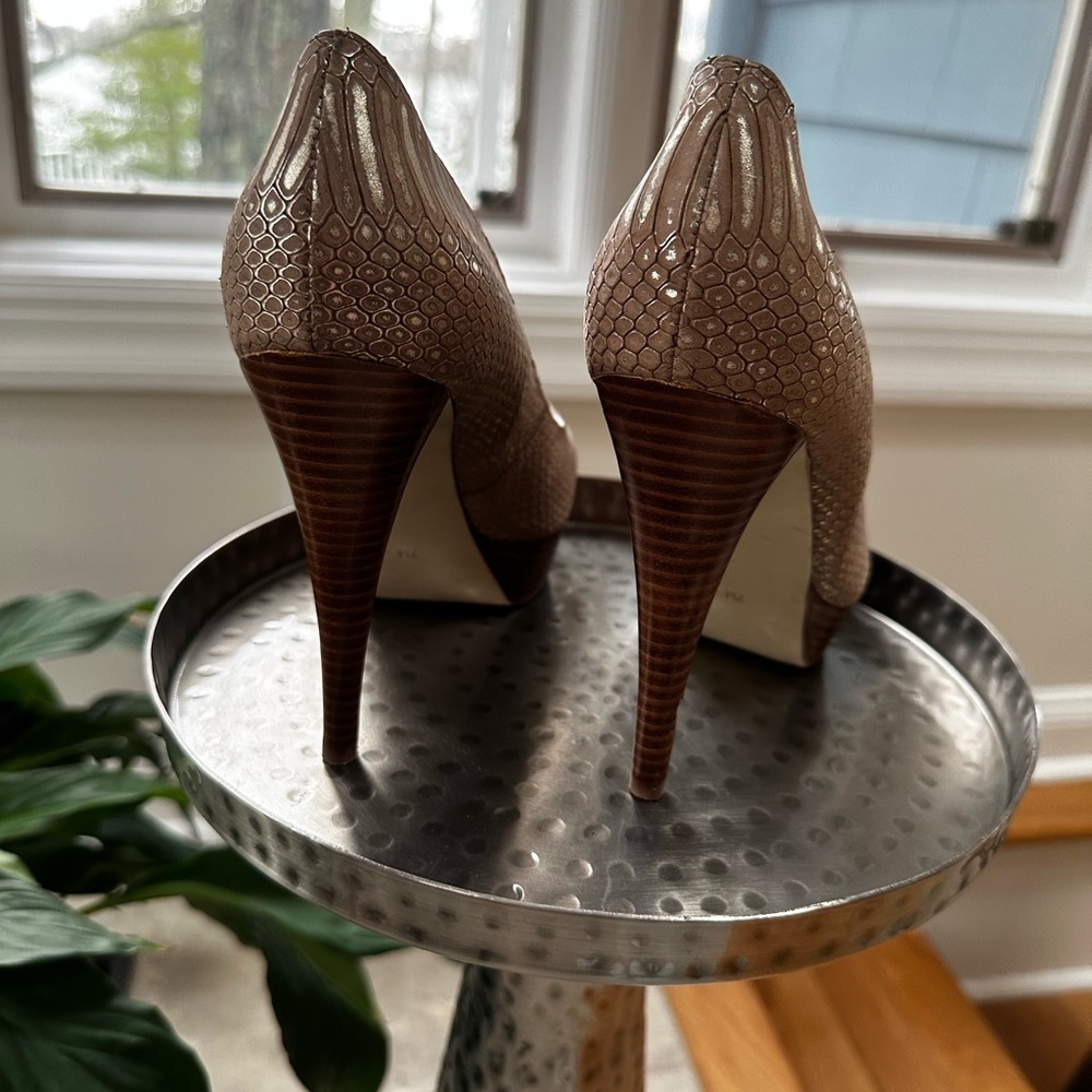 Guess | Shimmer Platform Point Heels - Picture 7 of 7